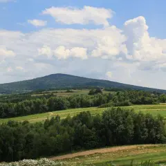Góry Świętokrzyskie: Atrakcje, legendy i szlaki. Planujesz wyjazd?