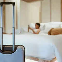 Zabezpiecz pokój hotelowy: Czy karta to za mało? Twój spokój.