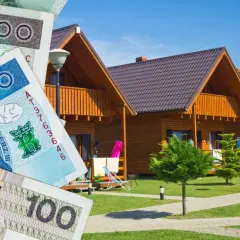 Polskie banknoty i drewniane domki letniskowe. Dowiedz się, jak znaleźć tani nocleg i cieszyć się wakacjami bez nadwyrężania budżetu.