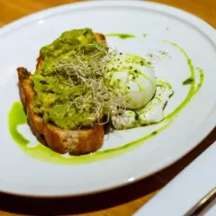 Gdzie zjeść w Łodzi? Od tanich barów po eleganckie restauracje.