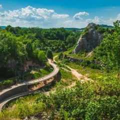 Góry Świętokrzyskie: Gdzie jechać? Odkryj najlepsze miejsca!