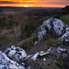 Skaliste wzgórza Gór Świętokrzyskich o zachodzie słońca.
