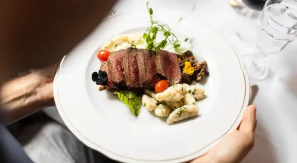 Gdzie zjeść w Warszawie? Od tanich barów po fine dining i widoki
