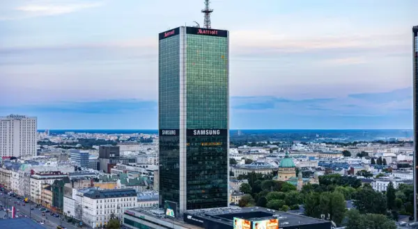 Marriott Warszawa: Ile pięter ma wieżowiec i co kryje na szczycie?