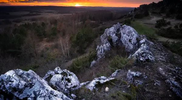 Skaliste wzgórza Gór Świętokrzyskich o zachodzie słońca.