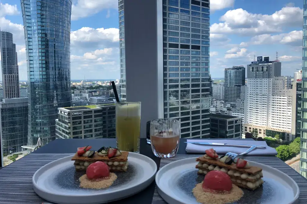 Zdjęcie Gdzie zjeść w Warszawie? Od tanich barów po fine dining i widoki