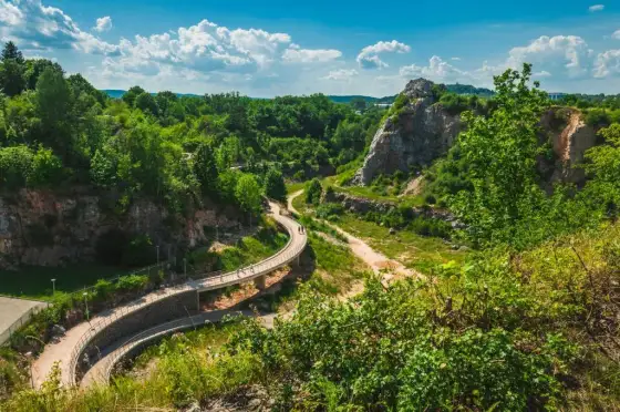 Góry Świętokrzyskie: Gdzie jechać? Odkryj najlepsze miejsca!